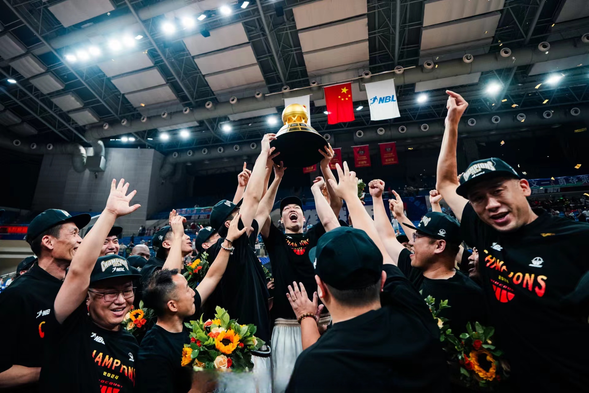 NBL赛场上发生激烈对抗，双方势均力敌的简单介绍